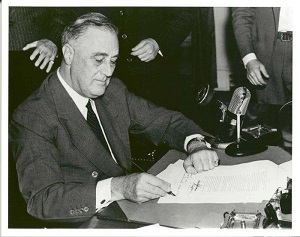 Roosevelt firma la ley FCU