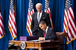 El presidente Obama firma la Ley de Reinversión y Recuperación de los Estados Unidos